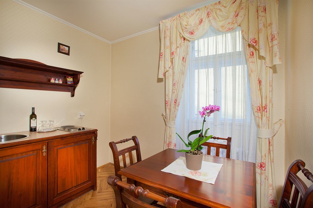 Hotel At The Golden Scissors Πράγα Εξωτερικό φωτογραφία